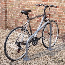Arco aparcabicicletas triangular - 2 bicicletas